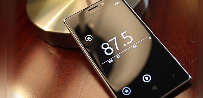 Nokia Lumia 925 con reloj en la pantalla