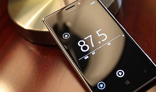 Nokia Lumia 925 con reloj en la pantalla