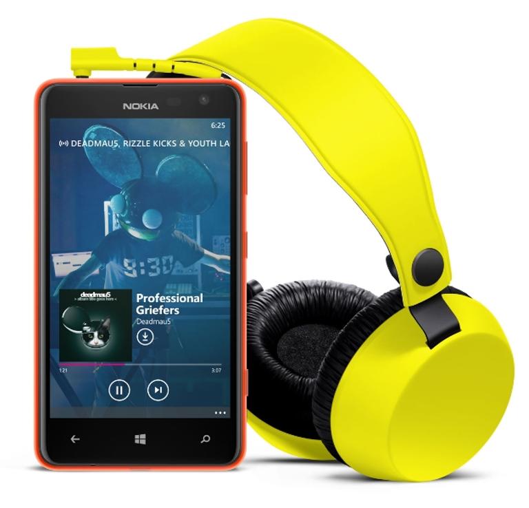 Nokia Lumia 625 con auriculares amarillos