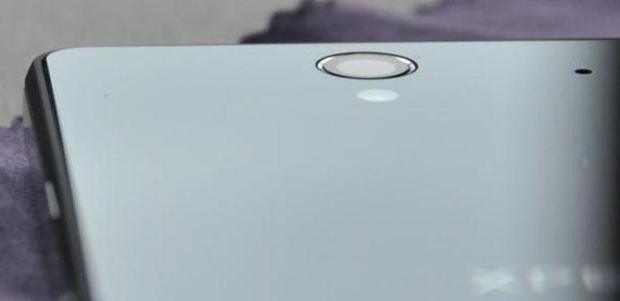 La trasera del Sony Xperia Z se despega de un lado.
