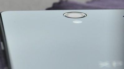 La trasera del Sony Xperia Z se despega de un lado.