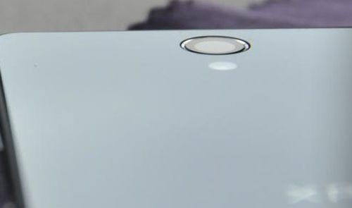 La trasera del Sony Xperia Z se despega de un lado.