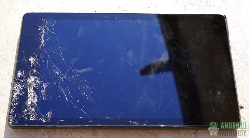 Así quedó el Nexus 7 2013 tras los test de caída.