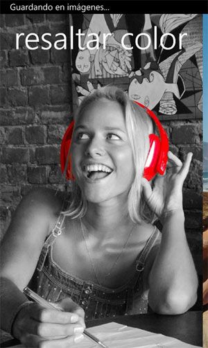 Chica con auriculares en color rojo