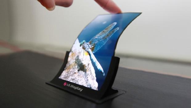 LG comienza a producir en masa pantallas flexibles.