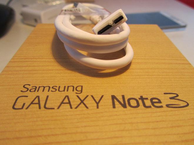Caja con accesorios del Samsung Galaxy Note 3