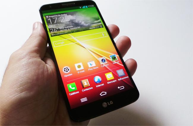 Teléfono LG G2 en mano