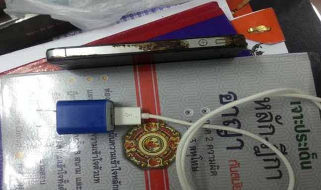 Un joven tailandés muere tras ser electrocutado por su iPhone 4S.