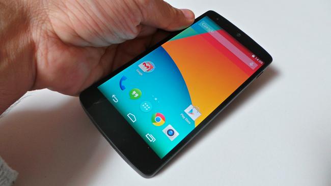 Nexus 5 de Google en una mano