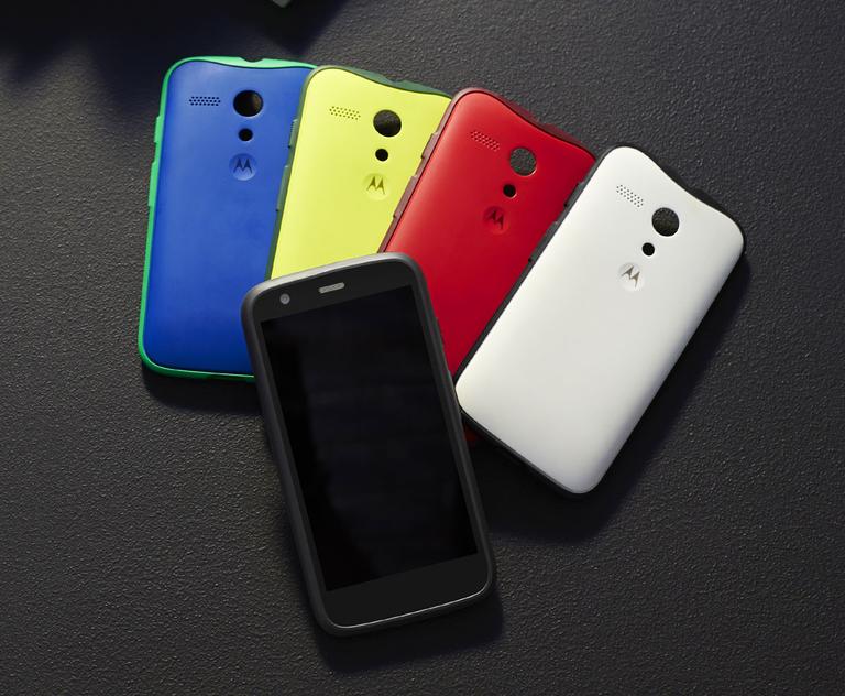 Motorola Moto G en color blanco, rojo, amarillo y azul