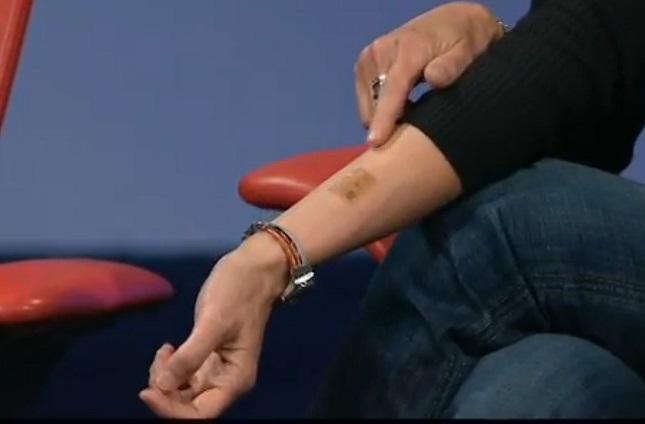 Tatuaje de Motorola en el brazo.