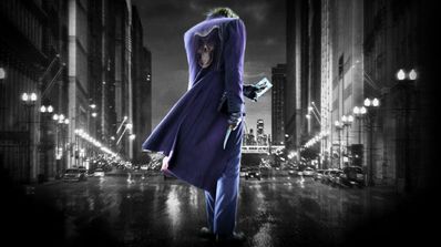 Hombre de azul sobre paisaje urbano negro