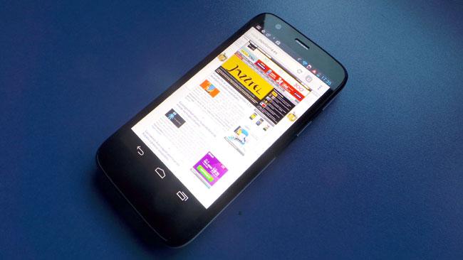 Motorola Moto G con página web en pantalla