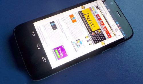 Motorola Moto G con página web en la pantalla