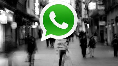 Logo de whatsapp con imagen en blanco y negro de fondo