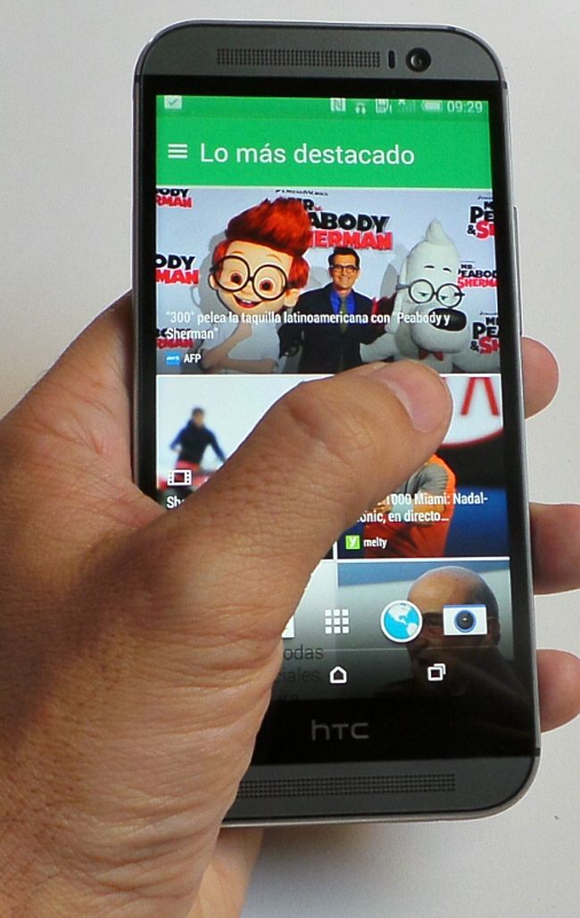 Teléfono HTC One M8 en mano