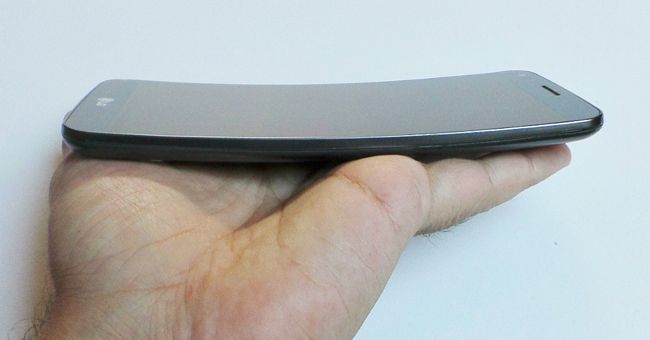 Phablet LG G Flex en mano