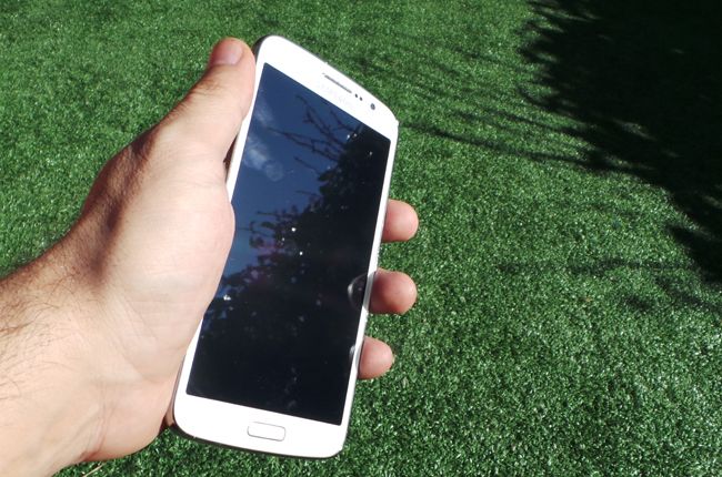 Teléfono Samsung Galaxy Grand 2 en mano