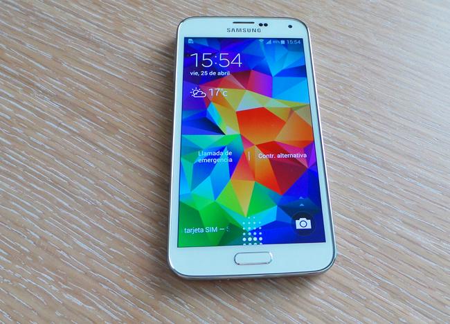 Teléfono Galaxy S5 encendido