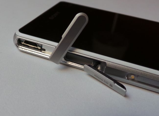 Puertos lateales del Sony Xperia Z1 Compact