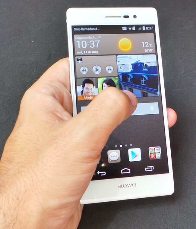 Teléfono Huawei Ascend P7 en la mano