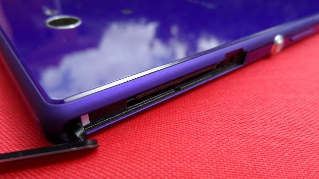 Ranura para las tarjetas del Sony Xperia M2