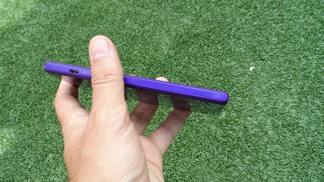 Lateral en mano del Sony Xperia M2