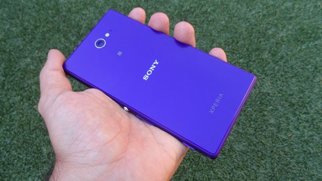 Trasera en mano del Sony Xperia M2