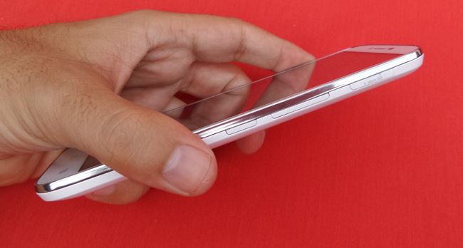 Fotografía del lateral del Alcatel OneTouch Pop C9