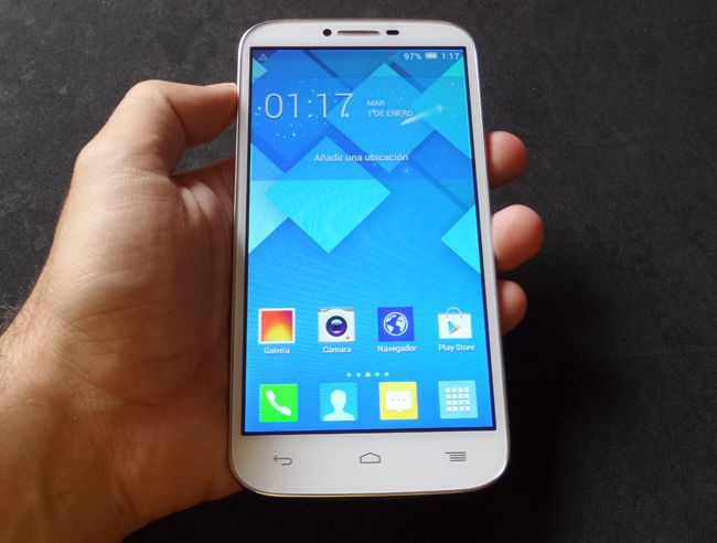 Teléfono Alcatel OnTouch Pop C9 en mano