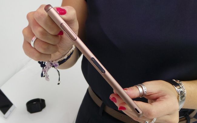 Lateral del Sony Xperia Z3 de color bronce