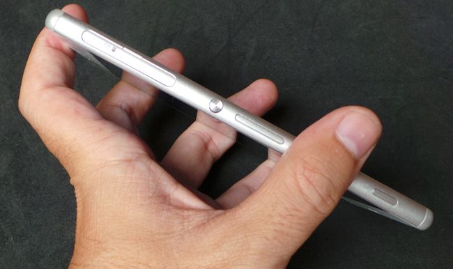 lateral en mano del Sony Xperia Z3