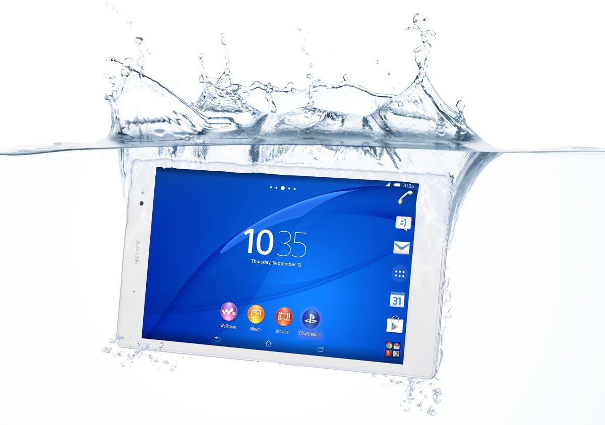 Sony Xperia Z3 Tablet Compact sumergido en el agua