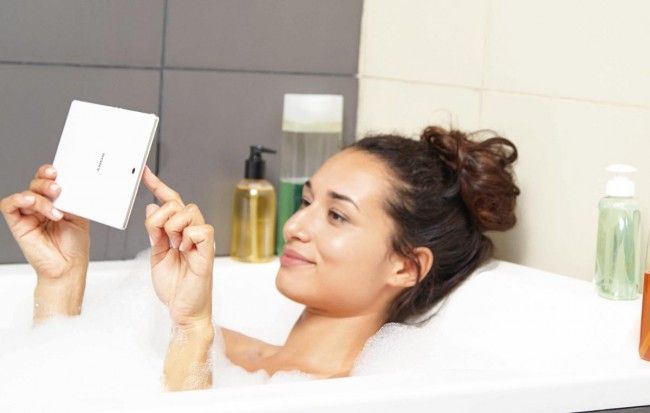 Sony Xperia Z3 Tablet Compact en la bañera