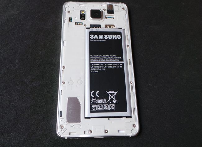 Teléfono Samsung Galaxy Alpha abierto