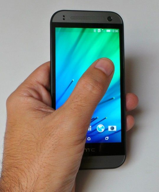 HTC One Mini 2 en mano