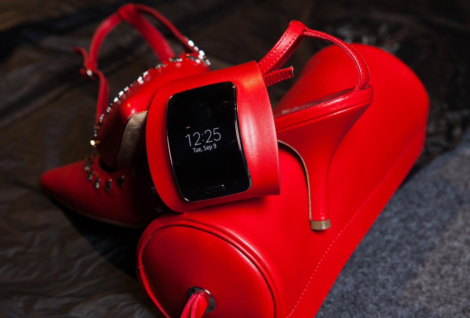 Samsung Gear S con brazalete rojo y bolso de lujo