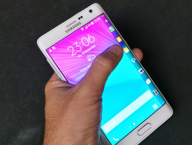 Phablet Samsung Galaxy Note Edge en mano