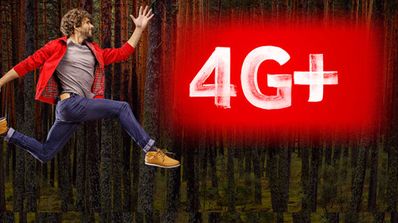 Persona saltando y logotipo de 4G plus