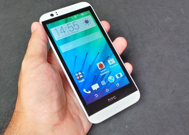 Teléfono HTC Desire 510 en mano