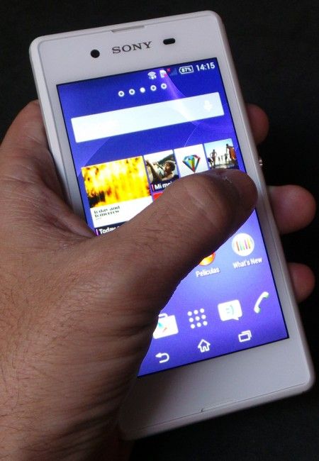 Teléfono Sony Xperia E3 en uso