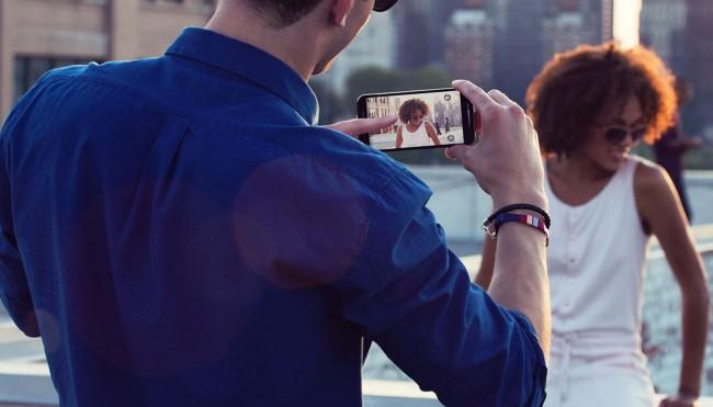 Motorola Moto G haciendo una foto con sus cámara digital