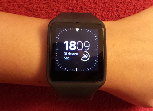 Reloj Sony SmartWatch 3 en una chica