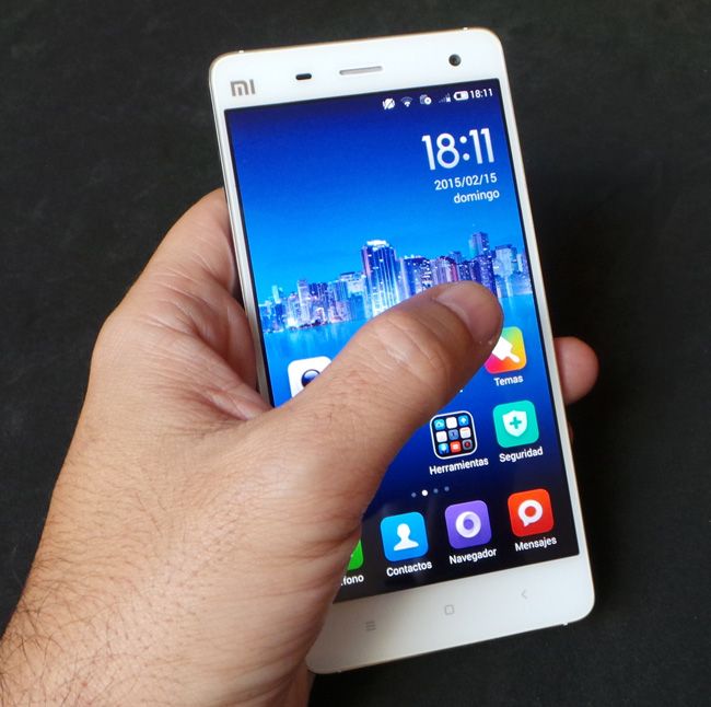 Teléfono Xiaomi Mi4 ne mano