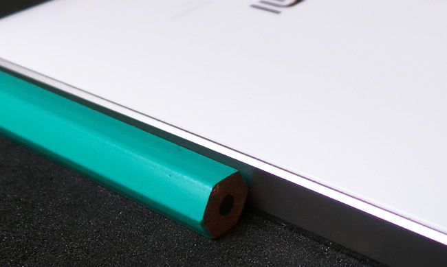 Teléfono Xiaomi Mi4 comparado con un lápiz