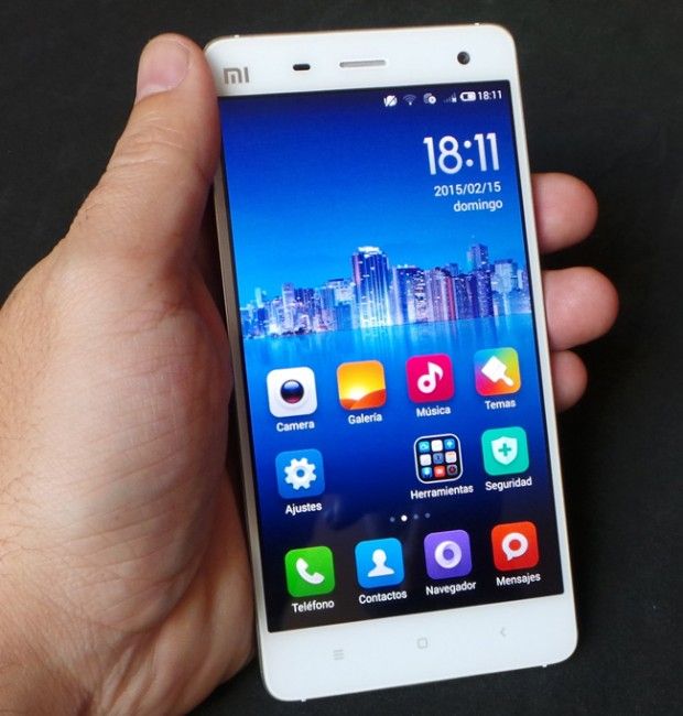 Teléfono Xiaomi Mi4 en mano