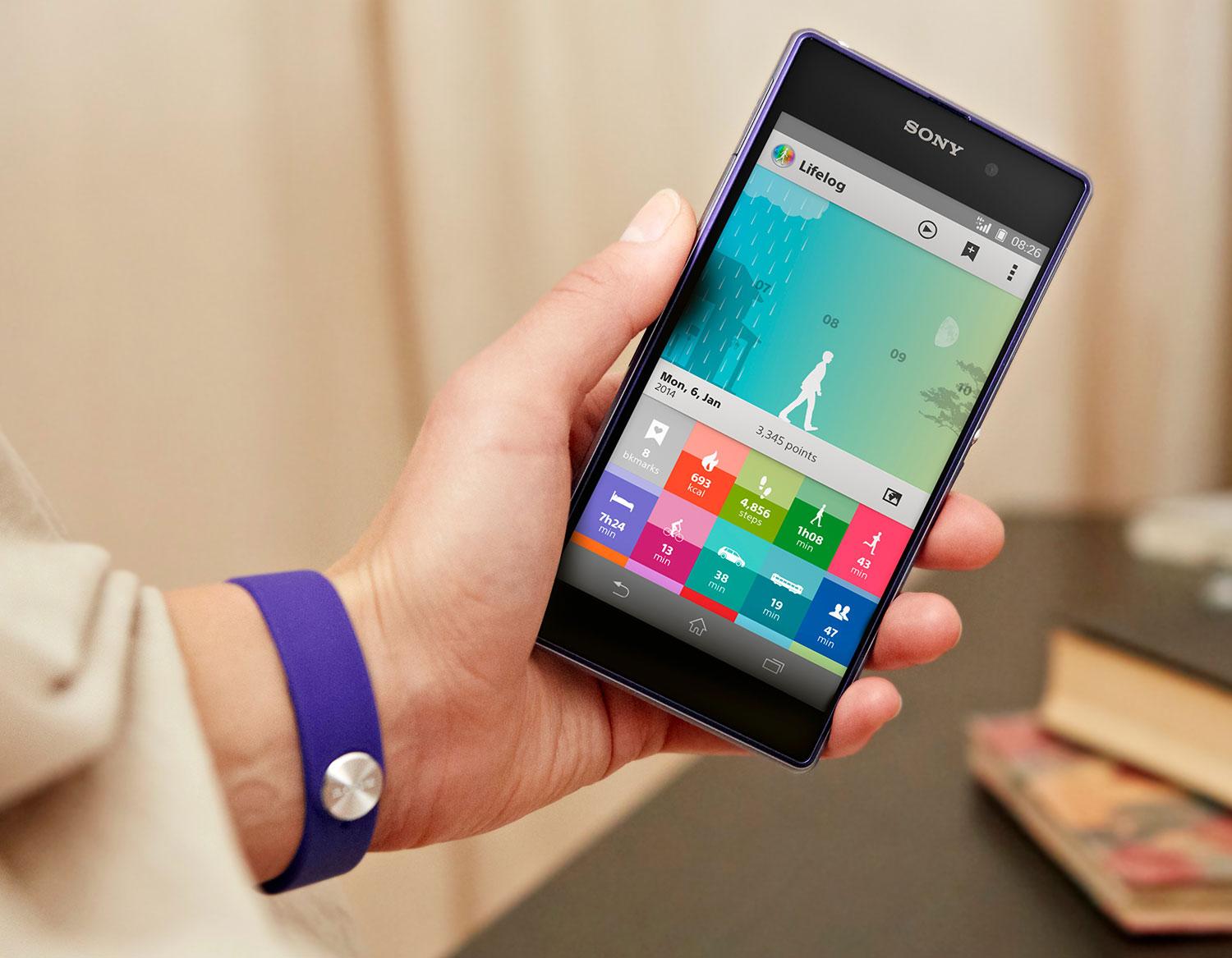 Sony Smartband Talk en color violeta conectada a móvil Xperia