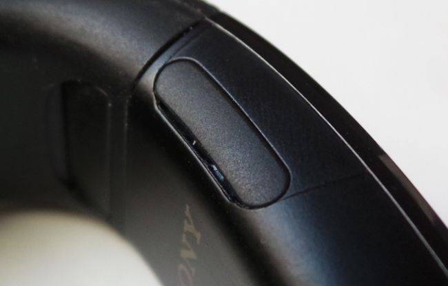 Puerto microUSB de la pulsera Sony SmartBand Talk
