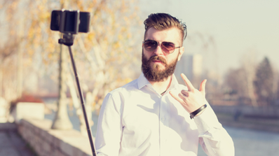 hipster con selfie stick