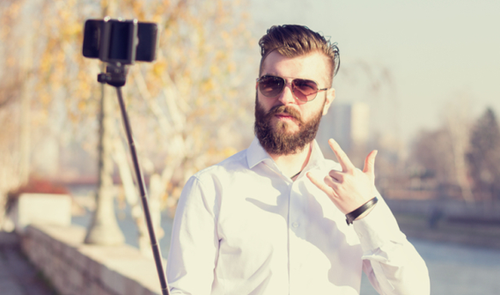 hipster con selfie stick